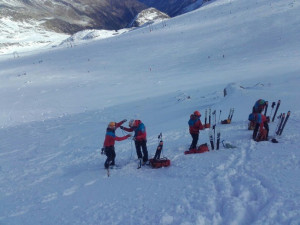 Ženě zasypané v lavině v Krkonoších ostatní lyžaři nepomohli. Nepočkali ani na záchranáře
