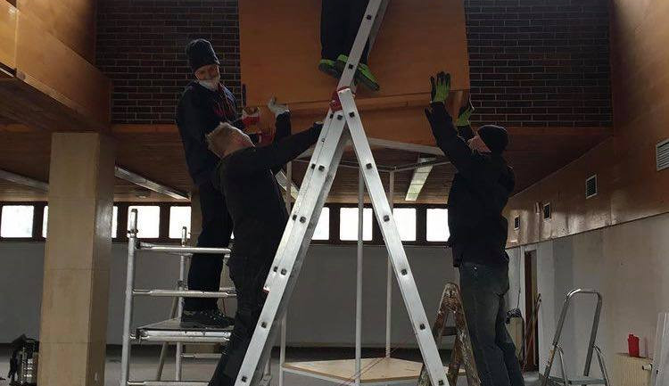 Gymnastický spolek z Hradce nemá kde cvičit, staví si proto vlastní tělocvičnu. Na rekonstrukci uspořádal sbírku