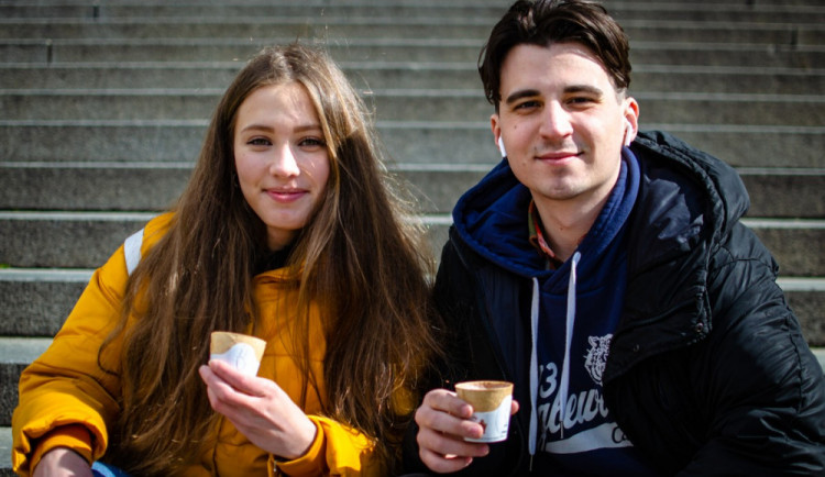 Slaný kelímek na pivo, sladký na kávu. Miroslav z Hradce Králové s kamarádkou vyrábí jedlé kelímky