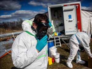 Hasiči a veterináři dnes likvidují ohnisko ptačí chřipky v Dobřenicích