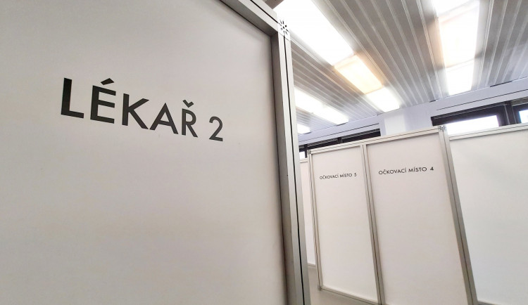 V Rychnově nad Kněžnou začal zkušební provoz očkovacího centra