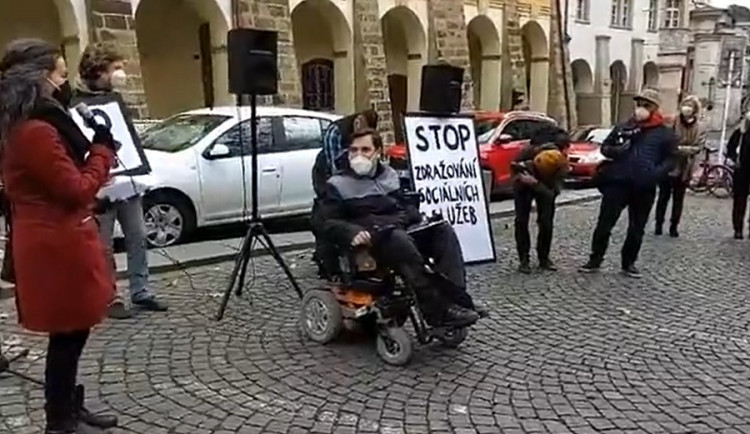 Desítky lidí s postižením a jejich asistentů protestovaly v centru Prahy proti zdražení sociálních služeb