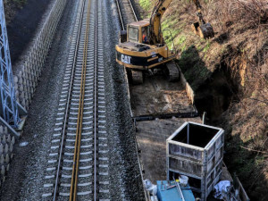 Modernizace trati z Pardubic do Hradce se zadrhla. Správa železnic „zapomněla“ kontaktovat majitele pozemku u železnice