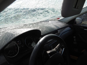 Neodstraněný led z náklaďáků opět páchal škody na protijedoucích autech
