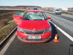 Neodstraněný led z náklaďáků opět páchal škody na protijedoucích autech