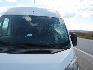 Neodstraněný led z náklaďáků opět páchal škody na protijedoucích autech