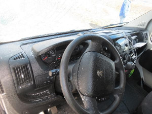 Neodstraněný led z náklaďáků opět páchal škody na protijedoucích autech