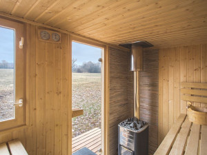 Kulturní sauna NUUK v Hradci Králové je prázdná, ze břehu ji hlídají nutrie. Letos oslaví páté narozeniny