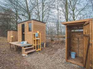 Kulturní sauna NUUK v Hradci Králové je prázdná, ze břehu ji hlídají nutrie. Letos oslaví páté narozeniny