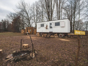 Kulturní sauna NUUK v Hradci Králové je prázdná, ze břehu ji hlídají nutrie. Letos oslaví páté narozeniny