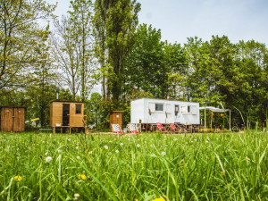 Kulturní sauna NUUK v Hradci Králové je prázdná, ze břehu ji hlídají nutrie. Letos oslaví páté narozeniny