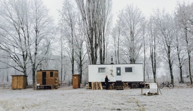 Kulturní sauna NUUK v Hradci Králové je prázdná, ze břehu ji hlídají nutrie. Letos oslaví páté narozeniny