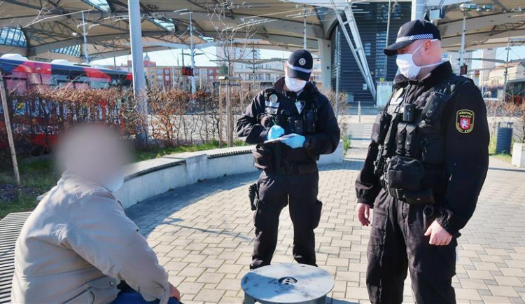 Hradeckým strážníkům přišlo poděkování za kontrolu nošení roušek