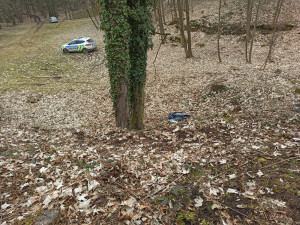 Žena z Rychnovska nedorazila do práce, policisté ji našli pod skalním převisem