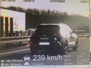 Řidič překročil rychlost o více než sto kilometrů v hodině, policie mu naměřila 239 km/h