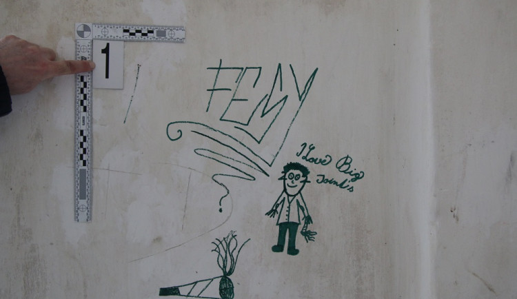 Mladík se nudil, tak pomaloval fasádu kostela v Sobotce