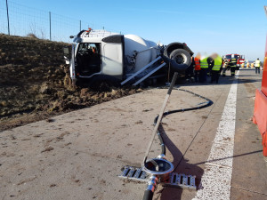 Na D11 se převrátila cisterna s naftou a benzinem