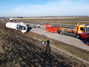 Na D11 se převrátila cisterna s naftou a benzinem