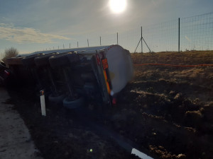 Na D11 se převrátila cisterna s naftou a benzinem