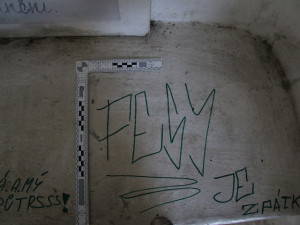 Mladík se nudil, tak pomaloval fasádu kostela v Sobotce