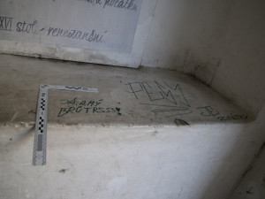 Mladík se nudil, tak pomaloval fasádu kostela v Sobotce