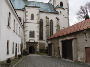 Mladík se nudil, tak pomaloval fasádu kostela v Sobotce