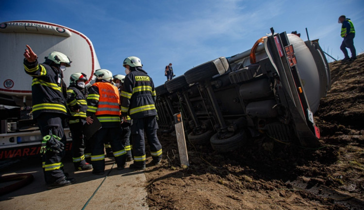 Na D11 se převrátila cisterna s naftou a benzinem, zásah hasičů trval 11 hodin