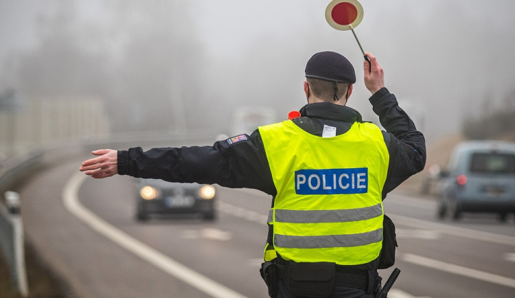 Během víkendu přes hranice okresů řidiči nejezdili, problém byla ale rychlost. Policie rozdala skoro 400 pokut