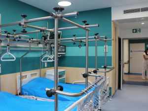 Nové pavilony nemocnice v Náchodě mají v provozu první oddělení. Za pár dní se začne operovat