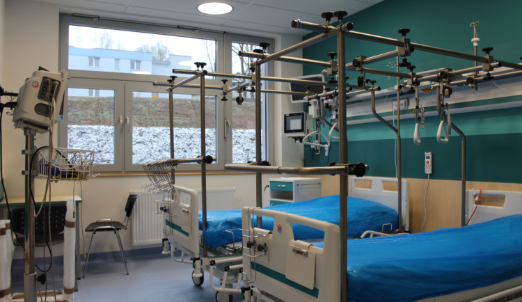 Nové pavilony nemocnice v Náchodě mají v provozu první oddělení. Za pár dní se začne operovat