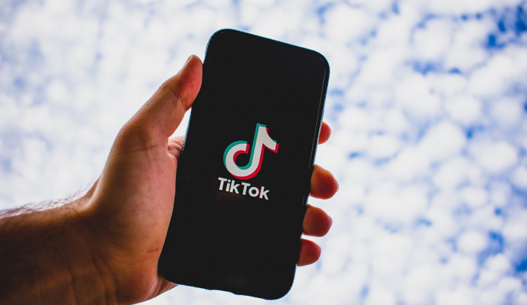 Internetový teror v praxi. Muž terorizoval jedenáctiletou dívku i její rodinu kvůli intimním fotkám
