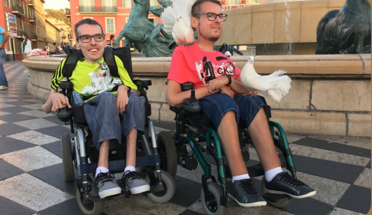 Na hendikepované bratry tvrdě dopadl covid. Nyní hledají pomoc