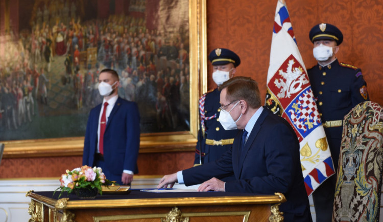 Kdo je ministr Arenberger? Přední dermatovenerolog, který má za manželku finalistku miss