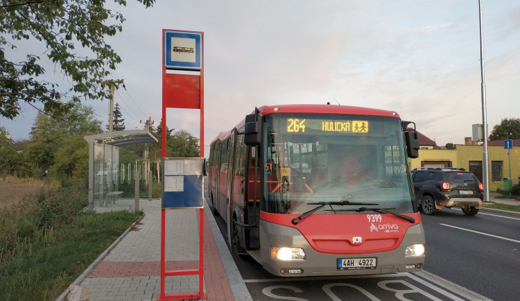 Od pondělí se obnoví provoz školních autobusů. Posílen bude také autobus do zoo