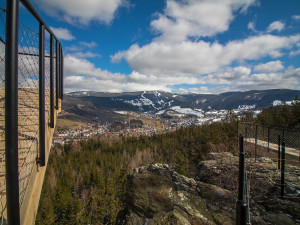 Nad Rokytnicí se tyčí nové vyhlídkové plošiny. Hotové by mohly být do letní sezóny