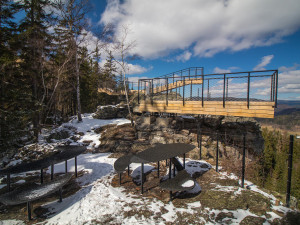 Nad Rokytnicí se tyčí nové vyhlídkové plošiny. Hotové by mohly být do letní sezóny