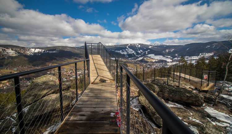 Nad Rokytnicí se tyčí nové vyhlídkové plošiny. Hotové by mohly být do letní sezóny