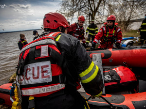 Hasiči na Rozkoši zachraňovali dva kitesurfaře. Akci se hasičům podařilo nafotit