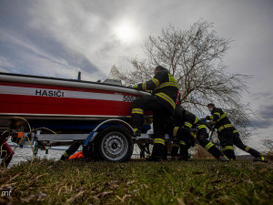 Hasiči na Rozkoši zachraňovali dva kitesurfaře. Akci se hasičům podařilo nafotit