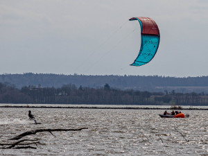 Hasiči na Rozkoši zachraňovali dva kitesurfaře. Akci se hasičům podařilo nafotit