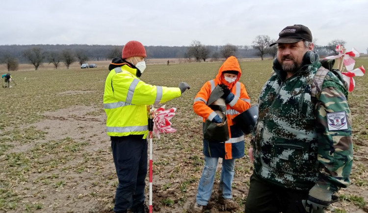Archeologům při průzkumu budoucích dálnic pomáhají desítky dobrovolníků