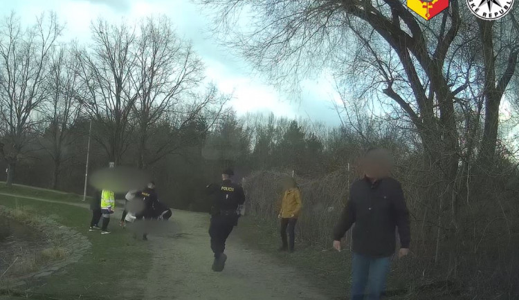 Kolemjdoucí a policisté zachránili život muži, který zkolaboval u rybníka v Dubči a nedýchal
