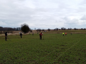 Archeologům při průzkumu budoucích dálnic pomáhají desítky dobrovolníků