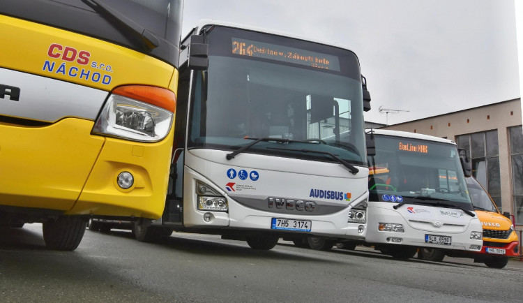 V kraji jezdí 200 nových autobusů. Hejtmanství s dopravci podepsalo smlouvu na deset let