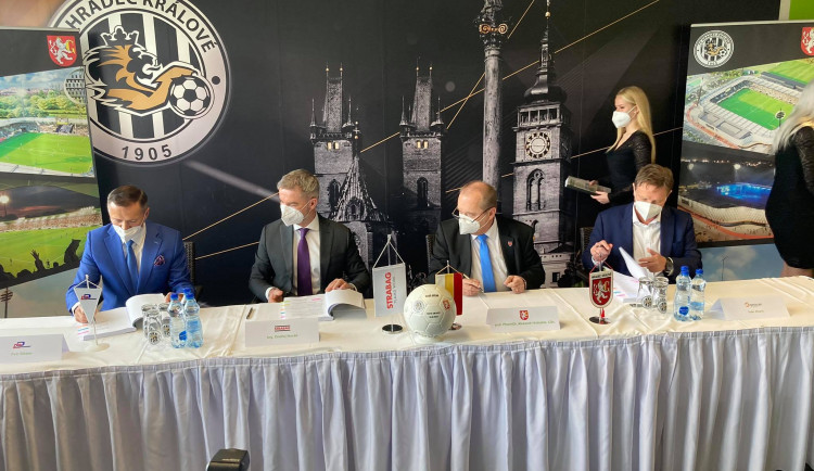 Hradec Králové podepsal smlouvu na nový fotbalový stadion. Hotovo má být do dvou let