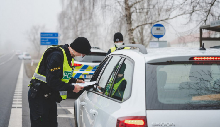 Setkávání maximálně dvou lidí? Policie nebude dodržování vládního nařízení kontrolovat