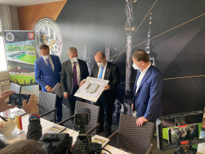 Hradec Králové podepsal smlouvu na nový fotbalový stadion. Hotovo má být do dvou let