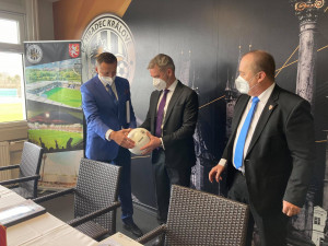 Hradec Králové podepsal smlouvu na nový fotbalový stadion. Hotovo má být do dvou let