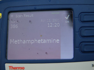 Policie zadržela dealera drog. Kromě pervitinu měl u sebe i střelnou zbraň