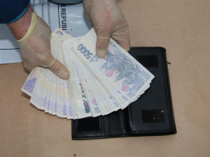 Policie zadržela dealera drog. Kromě pervitinu měl u sebe i střelnou zbraň